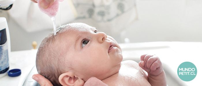 Cuándo y cómo dar el primer baño a mi bebé