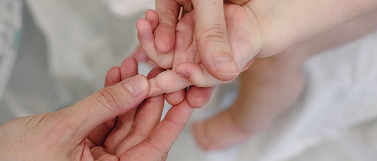 Masajeando las manos del bebé