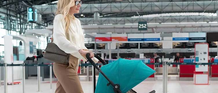 Qué llevar en tu maleta cuando viajas con un bebé: Portabebé o cochecito